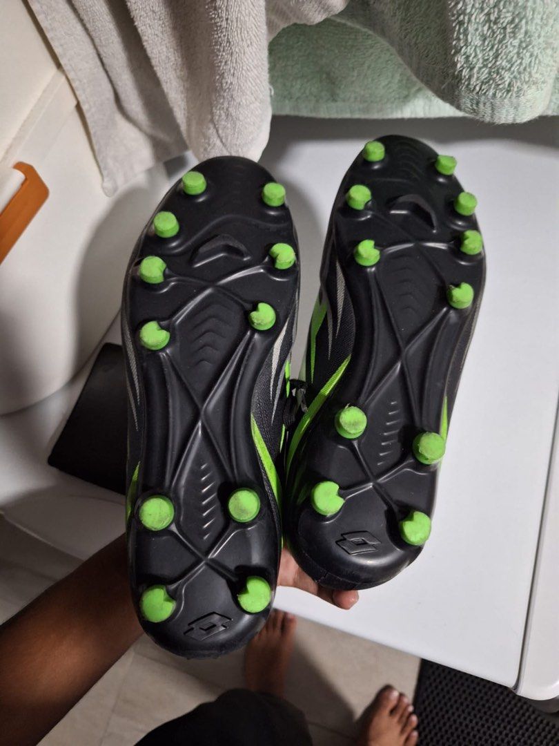 Soccer boots (Category: Other Sports Equipment and Supplies) located in Singapore. Submitted by 4m8kn8wf9q (Listing ID 1298150708, Image 2). Description: Size 7 Umbro boots Football.