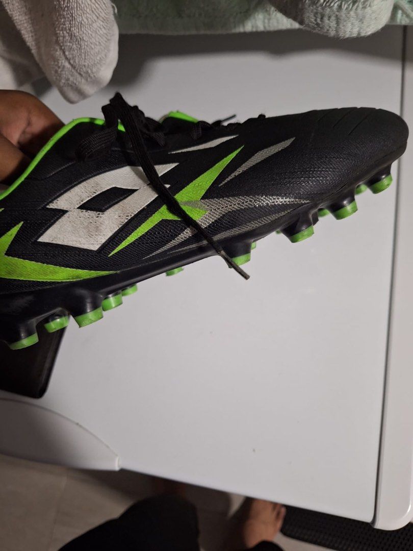 Soccer boots (Category: Other Sports Equipment and Supplies) located in Singapore. Submitted by 4m8kn8wf9q (Listing ID 1298150708, Image 1). Description: Size 7 Umbro boots Football.