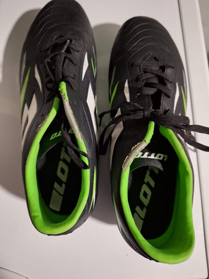 Soccer boots (Category: Other Sports Equipment and Supplies) located in Singapore. Submitted by 4m8kn8wf9q (Listing ID 1298150708, Image 3). Description: Size 7 Umbro boots Football.