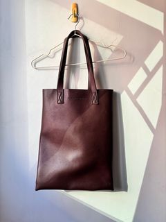 Straightforward brown leather tote bag
