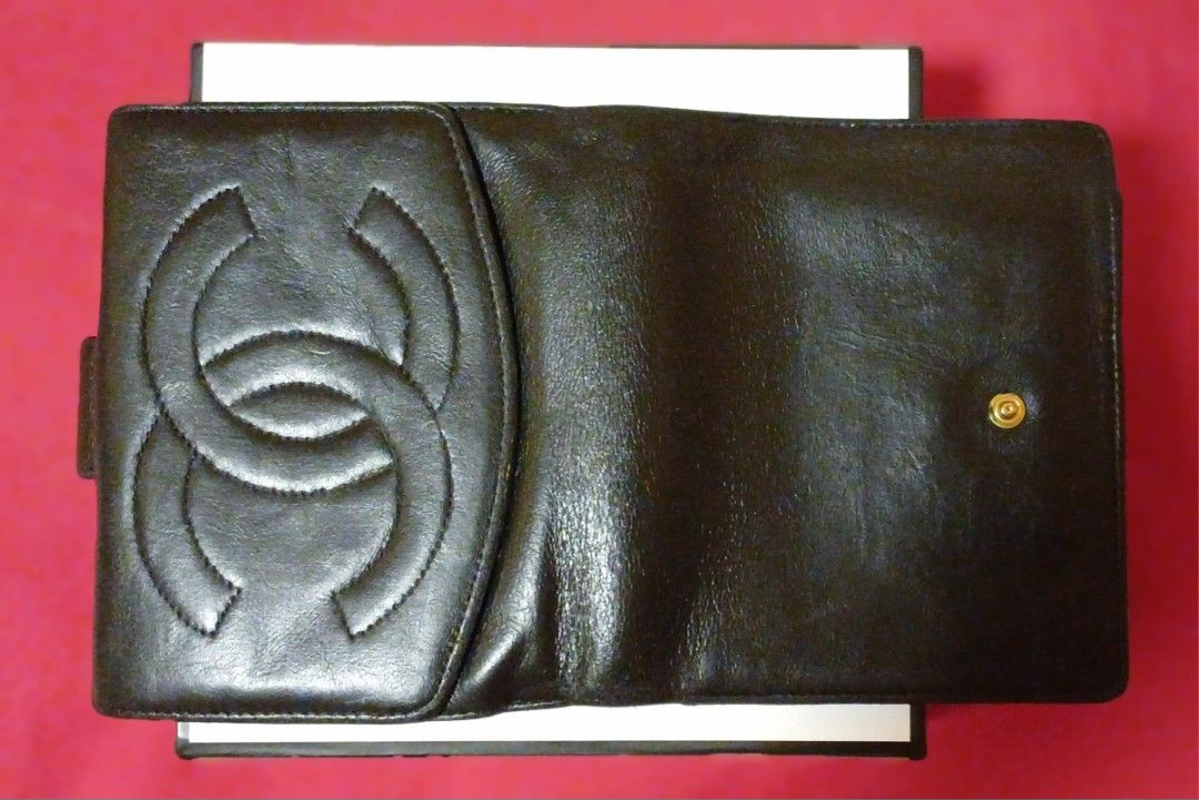 Authentic Chanel CC Logo bifold wallet (Category: Luxury Bags & Wallets) located in Lipa City. Submitted by sweetnothingsmd (Listing ID 1298445631, Image 3). Description: inclusions: authenticity card * in good condition *** I've reached my REPLY QUOTA, that's why I cannot answer your questions. please TEXT or SEND ME A MESSAGE for more inquiries. Thanks..