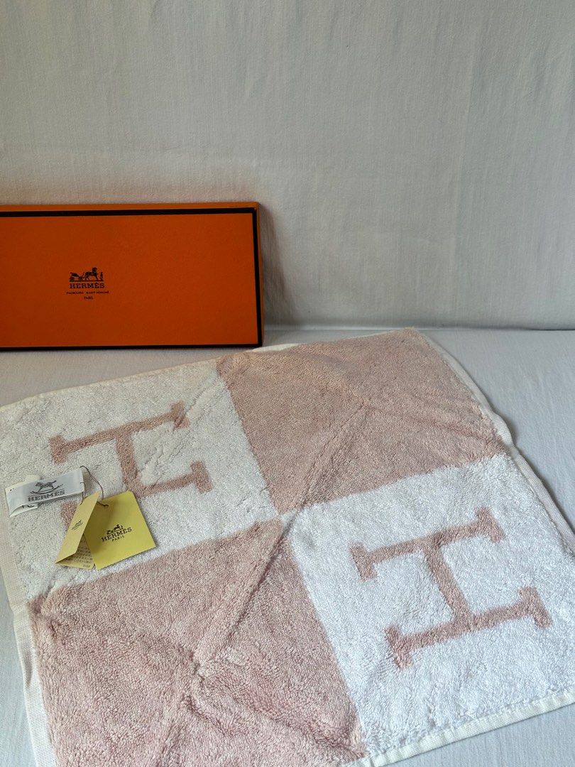 Authentic HERMES Face Towel (Category: Luxury Accessories) located in Santa Rosa. Submitted by brandieshoppe (Listing ID 1298358296, Image 2). Description: ✅ Authentic / Original Preloved ✅ From Japan Auction ✅ Moneyback Guaranteed If Proven Fake ✅ In Excellent Condition ✅ Message Us For More Details *Open Also for Layaway Terms.