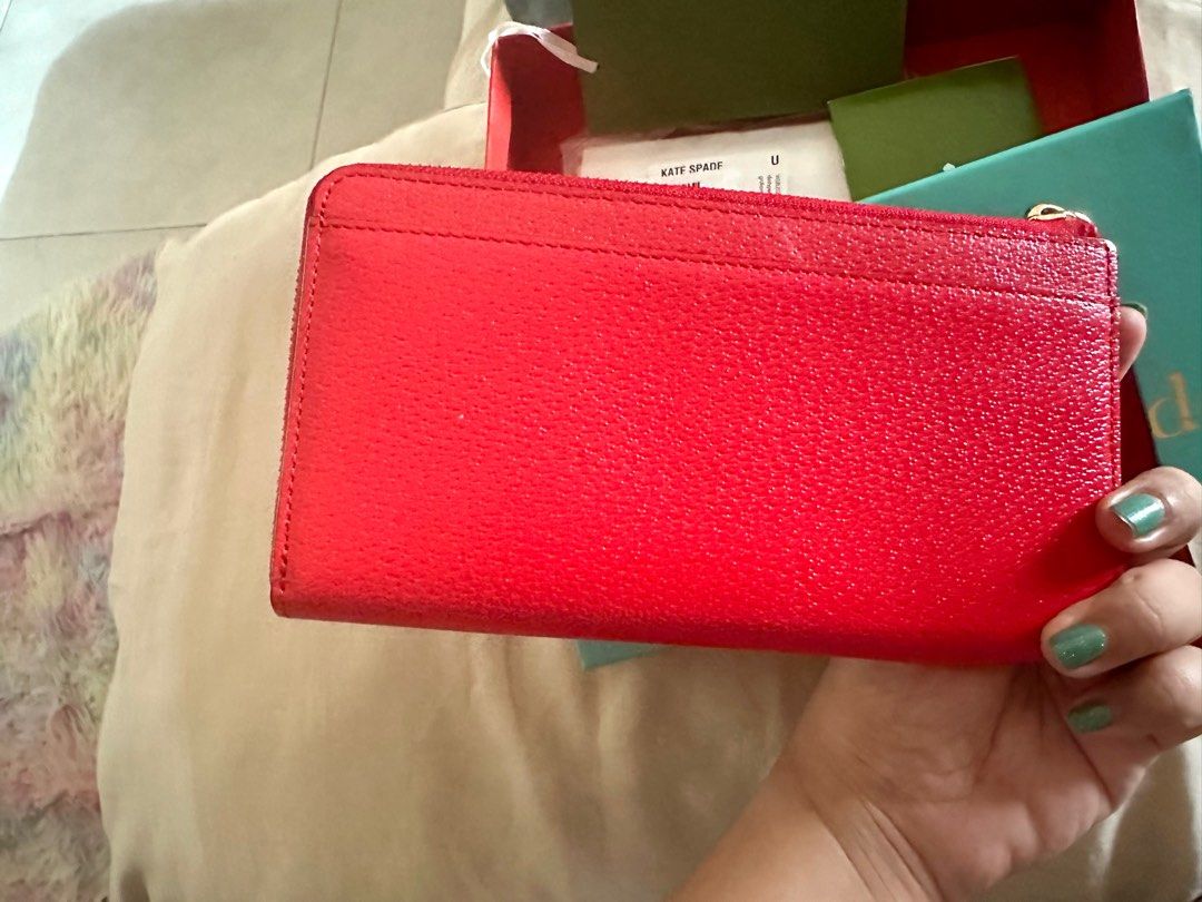 Authentic Kate Spade Wallet (Category: Luxury Bags & Wallets) located in Antipolo. Submitted by frostymmer (Listing ID 1298356482, Image 3). Description: Authentic Kate Spade Wallet With box Used once.