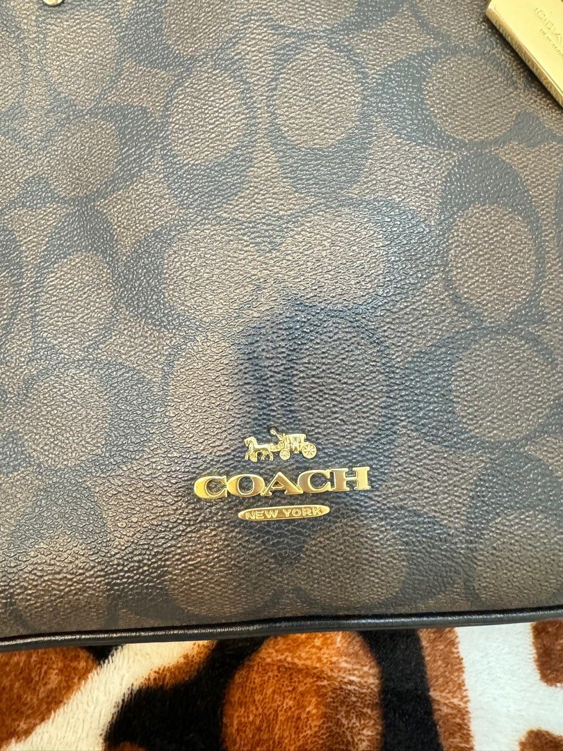 Coach Katy Satchel (Category: Luxury Bags & Wallets) located in Bacoor. Submitted by kmfryn_ (Listing ID 1298397659, Image 3). Description: Good as new since bihira po magamit. may minimal signs of usage lang as seen sa zipper. aside from that bagong bago pa po. US bought. .