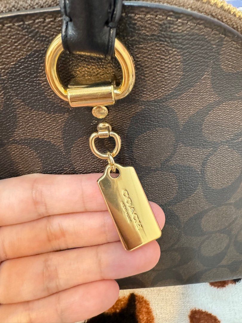 Coach Katy Satchel (Category: Luxury Bags & Wallets) located in Bacoor. Submitted by kmfryn_ (Listing ID 1298397659, Image 2). Description: Good as new since bihira po magamit. may minimal signs of usage lang as seen sa zipper. aside from that bagong bago pa po. US bought. .