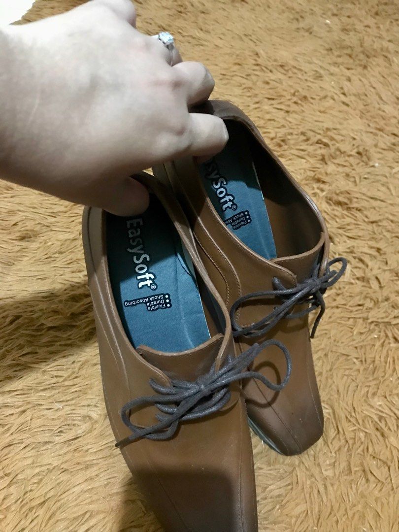 Easy soft mens shoes (Category: Dress Shoes) located in Caloocan City. Submitted by xtine01 (Listing ID 1298399719, Image 2). Description: Twoce lang nagamit for interview malambot at maganda sya parang leather din tignan.