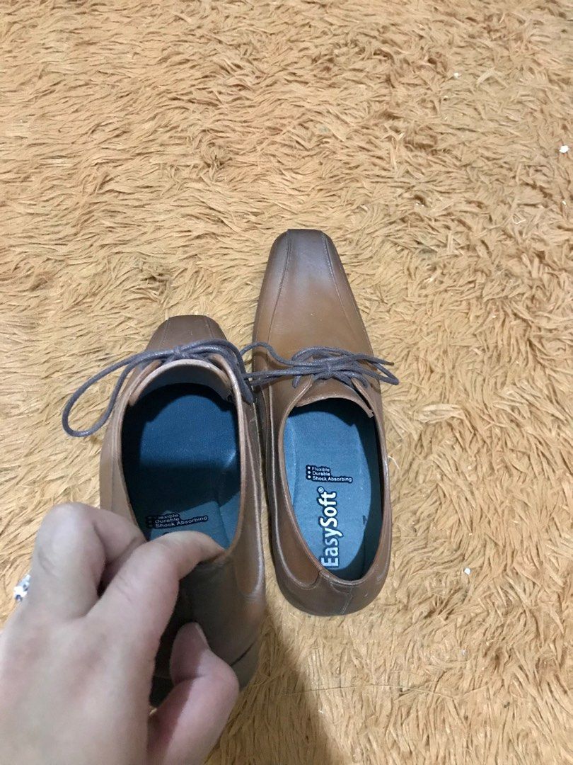 Easy soft mens shoes (Category: Dress Shoes) located in Caloocan City. Submitted by xtine01 (Listing ID 1298399719, Image 3). Description: Twoce lang nagamit for interview malambot at maganda sya parang leather din tignan.