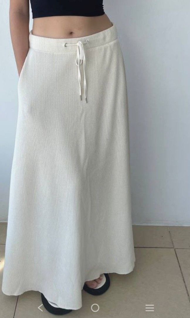GU Cream Maxi Long Garterized Skirt (Category: Skirts) located in Muntinlupa City. Submitted by mfsbacon (Listing ID 1298415680, Image 1). Description: Cream / Off-White Actual Color ✓ Size 27-30 (But fits 25 since garterized) ✓ Length: 35 inches - Double lined / Super Thick Fabric! - Gartered Waist - Has 2 pockets! - NO FLAWS, BRAND NEW - would rather keep than sell low bc the quality is *chef's kiss*🥹🤌.