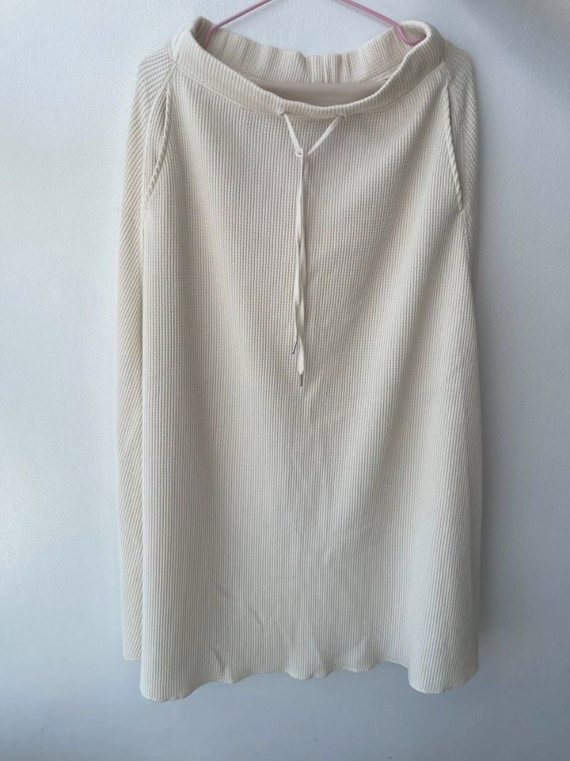GU Cream Maxi Long Garterized Skirt (Category: Skirts) located in Muntinlupa City. Submitted by mfsbacon (Listing ID 1298415680, Image 3). Description: Cream / Off-White Actual Color ✓ Size 27-30 (But fits 25 since garterized) ✓ Length: 35 inches - Double lined / Super Thick Fabric! - Gartered Waist - Has 2 pockets! - NO FLAWS, BRAND NEW - would rather keep than sell low bc the quality is *chef's kiss*🥹🤌.