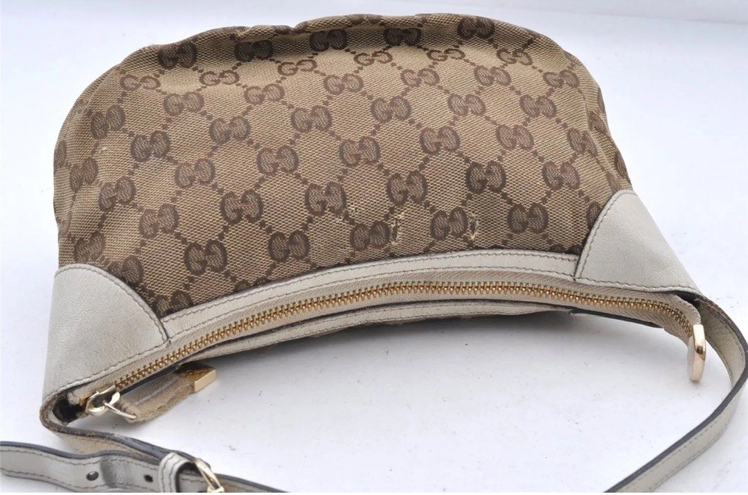 Gucci handbag canvas leather (Category: Luxury Bags & Wallets) located in Makati City. Submitted by luxebyjoyce (Listing ID 1298394294, Image 3). Description: 💯 authentic! Issue: Canvass stitches Rank: B No inclusions With code Location: Makati MOP: Gcash/ BPI .
