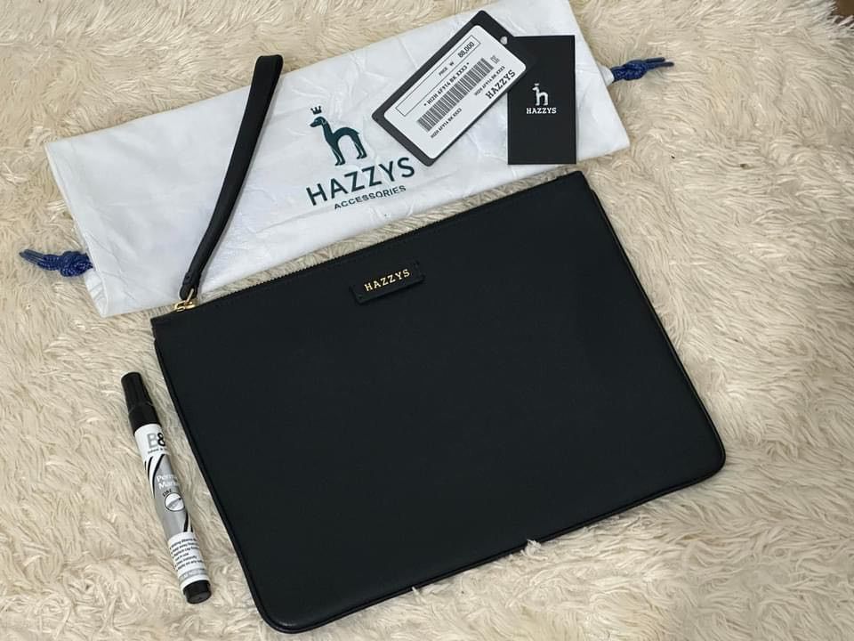 Hazzys leather pouch (Category: Luxury Bags & Wallets) located in Davao. Submitted by athenaprelovedph (Listing ID 1298429528, Image 1). Description: slightly used with tag, dustbag authentic leather material.