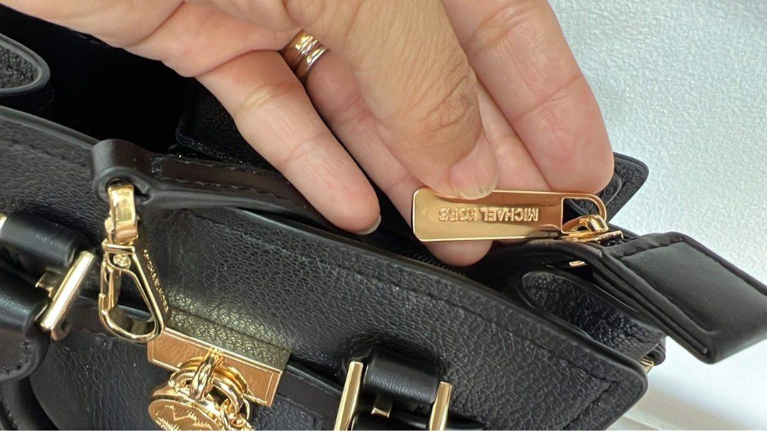 MK HAMILTON XS (Category: Luxury Bags & Wallets) located in Las Pinas. Submitted by megafashionlane (Listing ID 1298414248, Image 3). Description: MK HAMILTON XS RFS: gift to me but not my style 😅 Good deal na! .