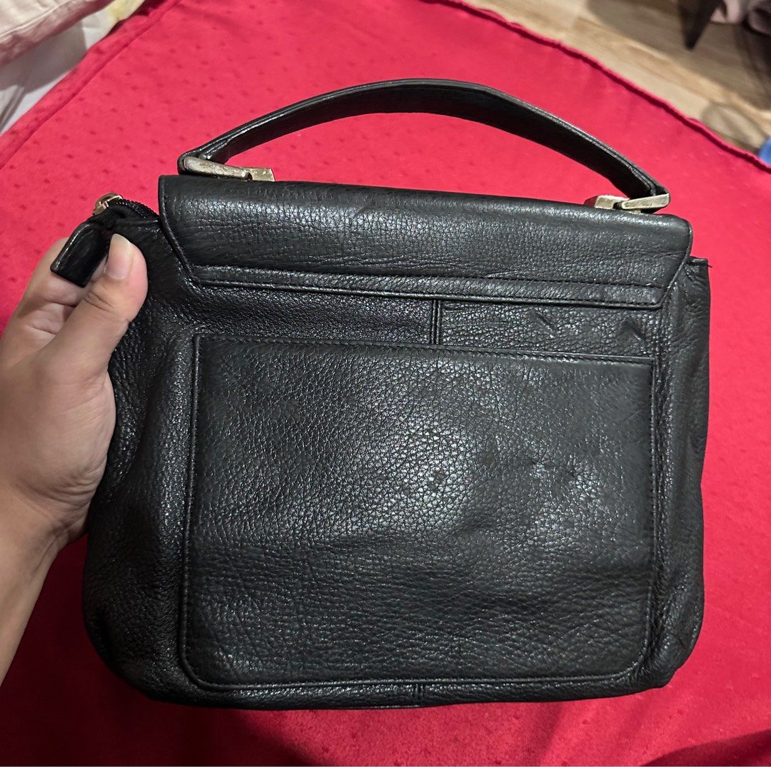 Nicole Miller Bag (selling low) (Category: Luxury Bags & Wallets) located in Antipolo. Submitted by frostymmer (Listing ID 1298449610, Image 3). Description: Nicole Miller Bag Made in Korea In good condition Please check all the photos.