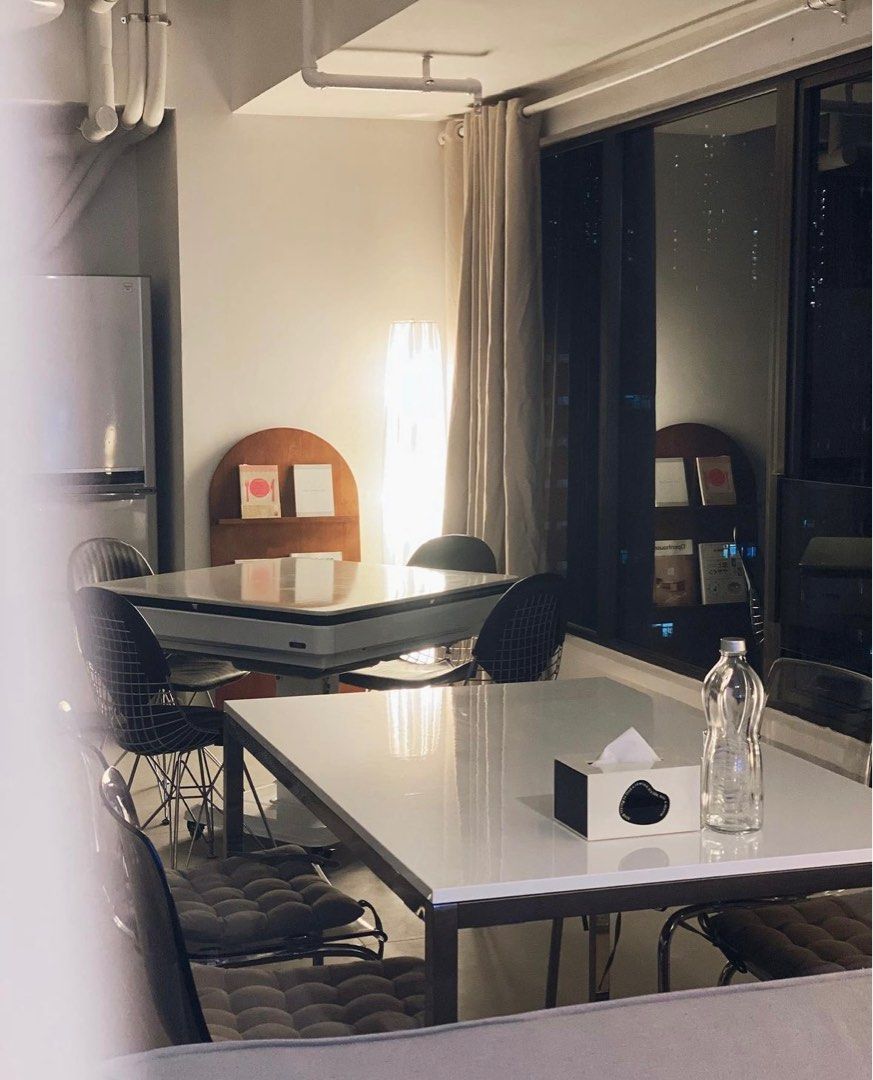 Party room 轉讓 （分類：社群）位於 Hong Kong。 由 sumyi_09 提交（商品編號 1298368608，圖片 2）。簡介： 屯門party room轉讓 價錢可議 因為要移民 所以選擇轉讓 每個月大概有20000-40000收入 假期會再多啲 ◻️距離地鐵站5分鐘◻️輕鐵站對出◻️ ◻️可以容納2-18人◻️650尺獨立空間 ◻️場地亦適合個人攝影 商業拍攝 ◻️近關口深圳來港找朋友玩也方便 -------------------------------------------- 場內設施包括： -55吋4K智能電視 -Netflix, Disney+ -Switch -Karaoke +咪 -Board games -靜音麻雀機 -陶瓷香薰 -沙漠玫瑰 -大量打卡燈光 -一體式六米大窗。
