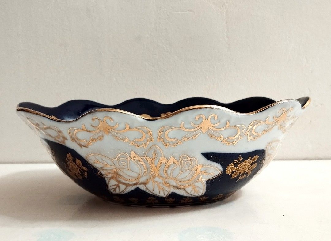 Porcelain Decorative Bowl w/ Intact Gold Lining (Category: Vases & Decorative Bowls) located in Marikina City. Submitted by macy_1024 (Listing ID 1298348539, Image 1). Description: Height: 2.25" Length: 8".