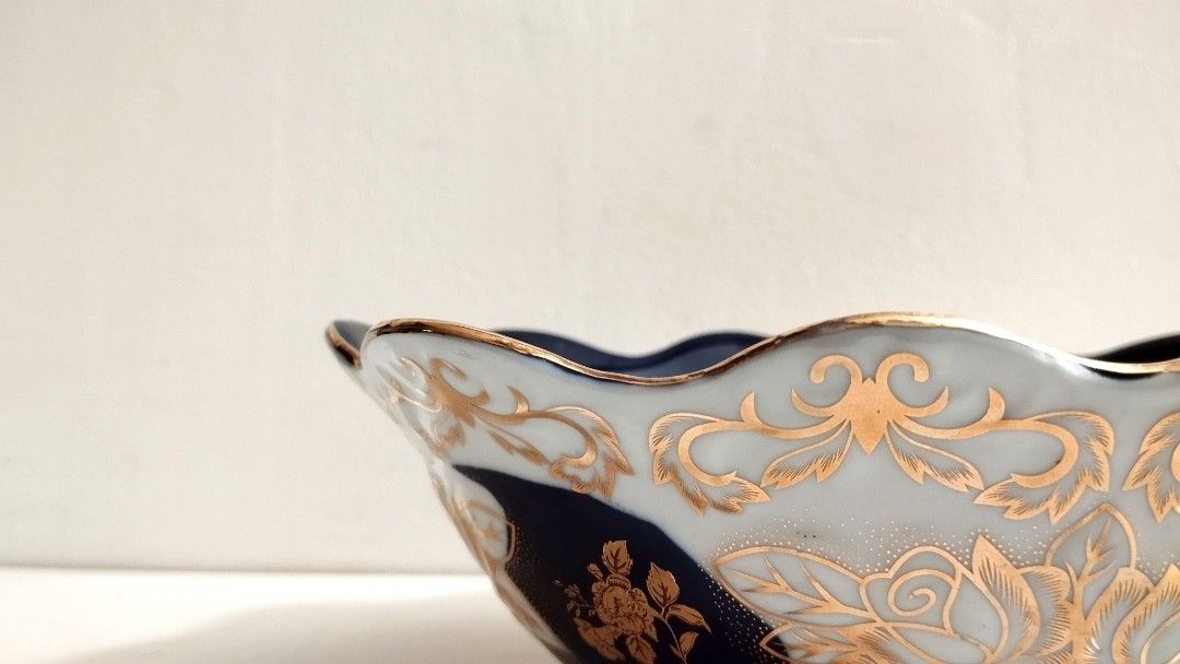 Porcelain Decorative Bowl w/ Intact Gold Lining (Category: Vases & Decorative Bowls) located in Marikina City. Submitted by macy_1024 (Listing ID 1298348539, Image 2). Description: Height: 2.25" Length: 8".