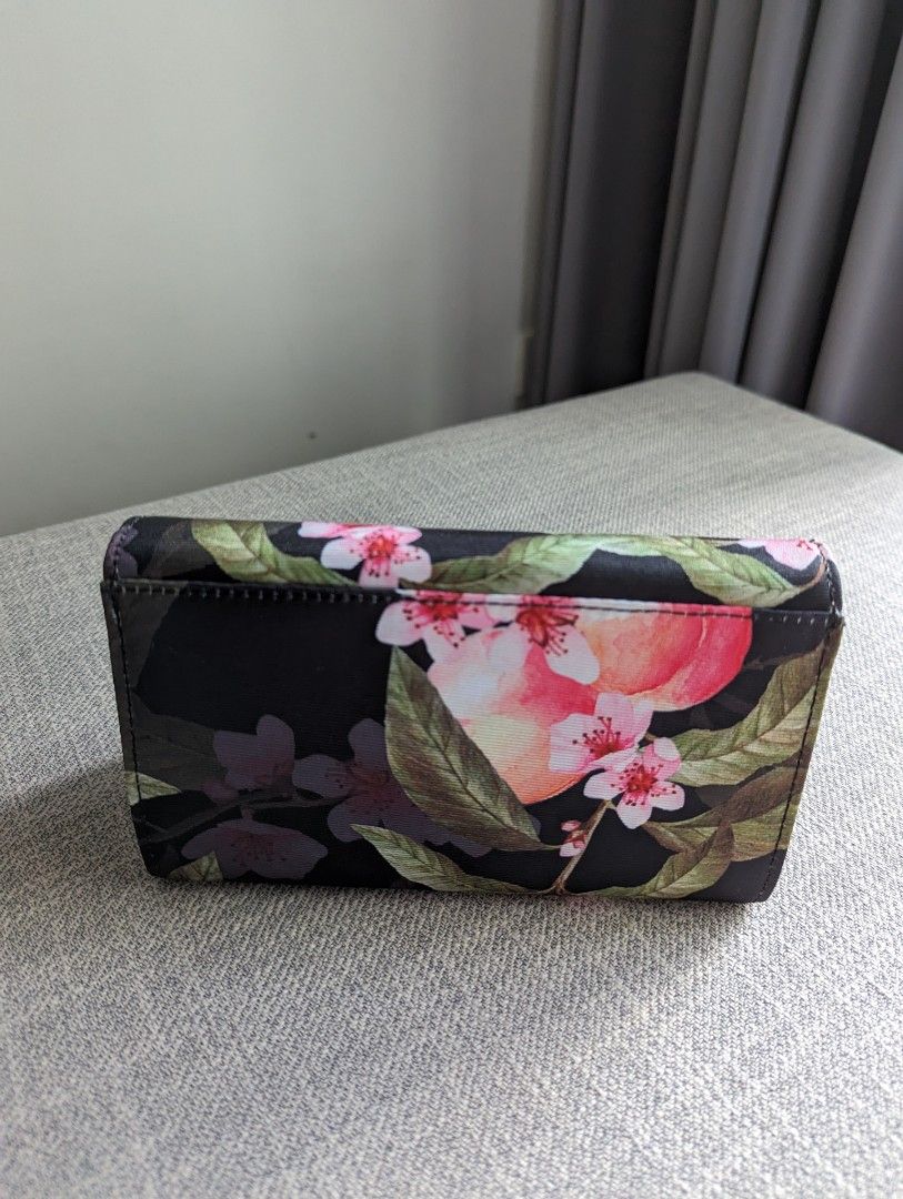 Ted Baker Pauleen Peach Blossom evening bag (Category: Luxury Bags & Wallets) located in Quezon City. Submitted by vert1cal (Listing ID 1298310849, Image 3). Description: Ted Baker Pauleen Peach Blossom evening bag Removable shoulder strap Magnetic closure; lined Interior zip compartment Bow detail 2.6"D x 4"H x 6.8"W; 22" strap drop Imported.