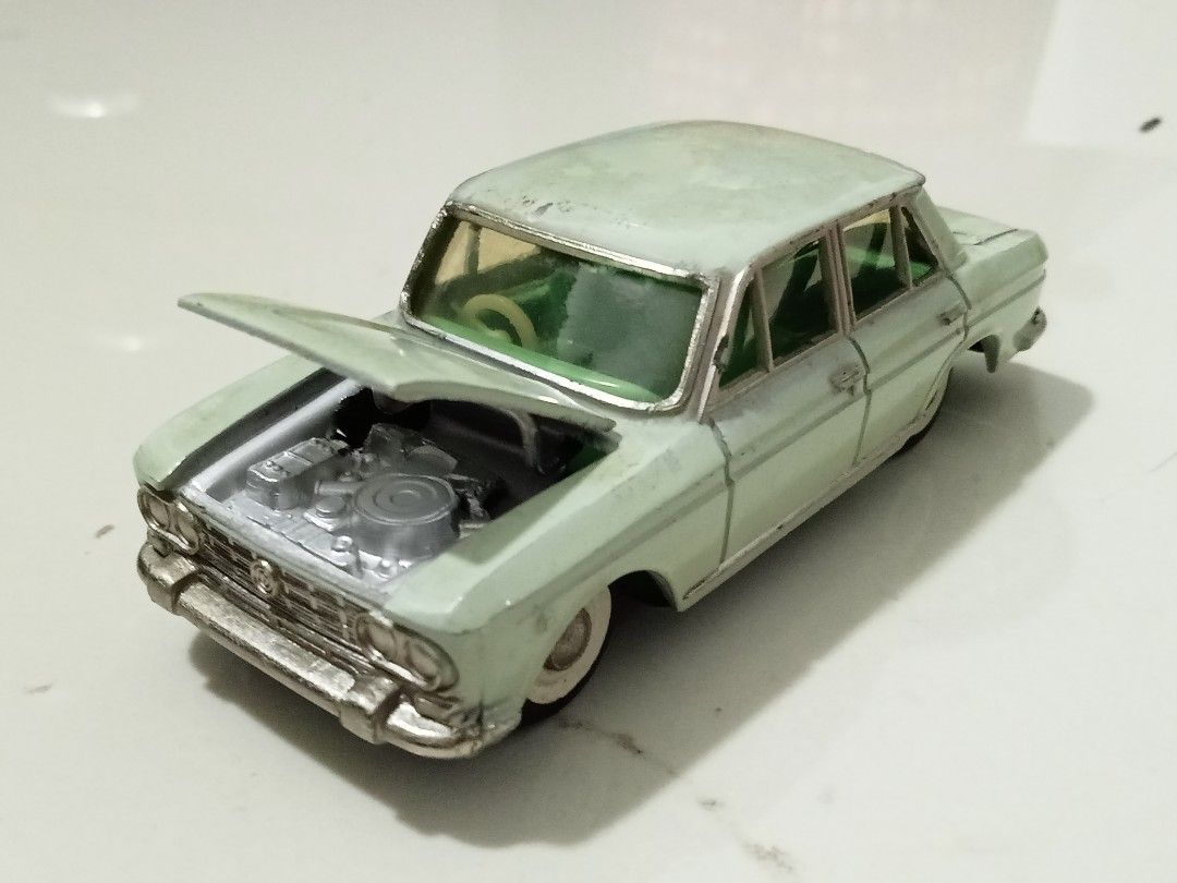 Vintage taiseiya Datsun Nissan bluebird diecast car model made in japan