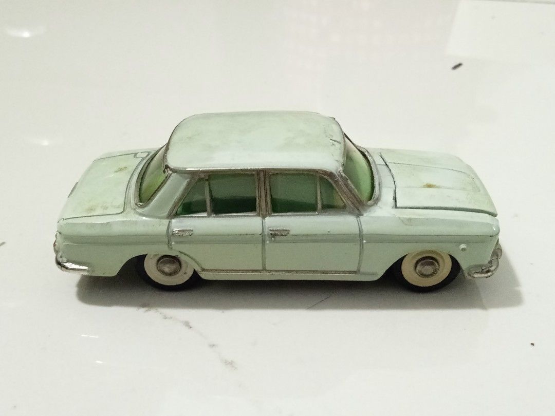 Vintage taiseiya Datsun Nissan bluebird diecast car model made in japan