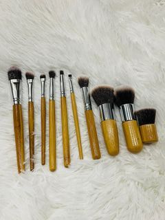 10 pcs. wooden make up brushes