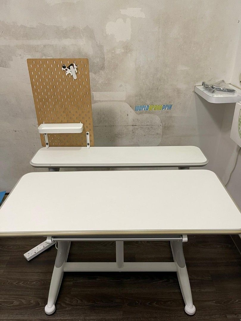 Computer / Study Table (Category: Tables & Sets) located in Singapore. Submitted by sharzz (Listing ID 1298493485, Image 1). Description: very good condition table height adjustable l = 115cm b= 81cm height = 74cm self dismantle and self collect. cash&carry at amk ave 1.