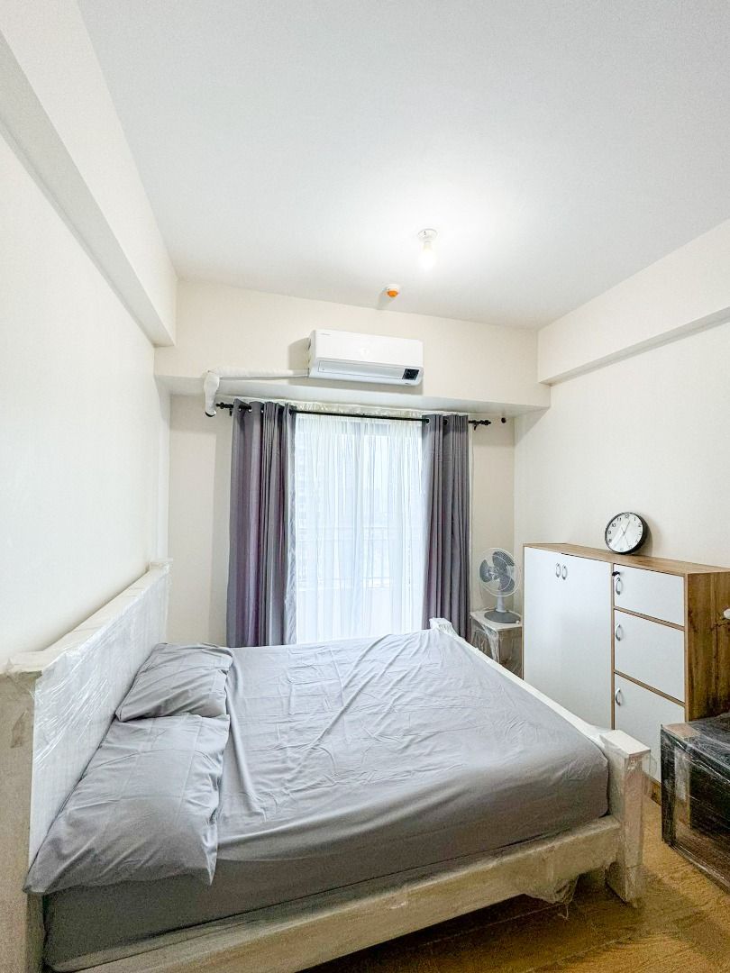 FOR RENT: Fully Furnished Big Studio with Balcony at R-Square Residences Malate, Manila (Category: Apartments & Condos) located in Manila. Submitted by ivoryproperties (Listing ID 1298521087, Image 1). Description: FOR RENT: Fully Furnished Big Studio with Balcony at R-Square Residences. Along Taft Avenue corner Vito Cruz Malate, Manila. Walking distance to De La Salle University, St. Benilde College and St. Scholastica's College Details: •29.5 s