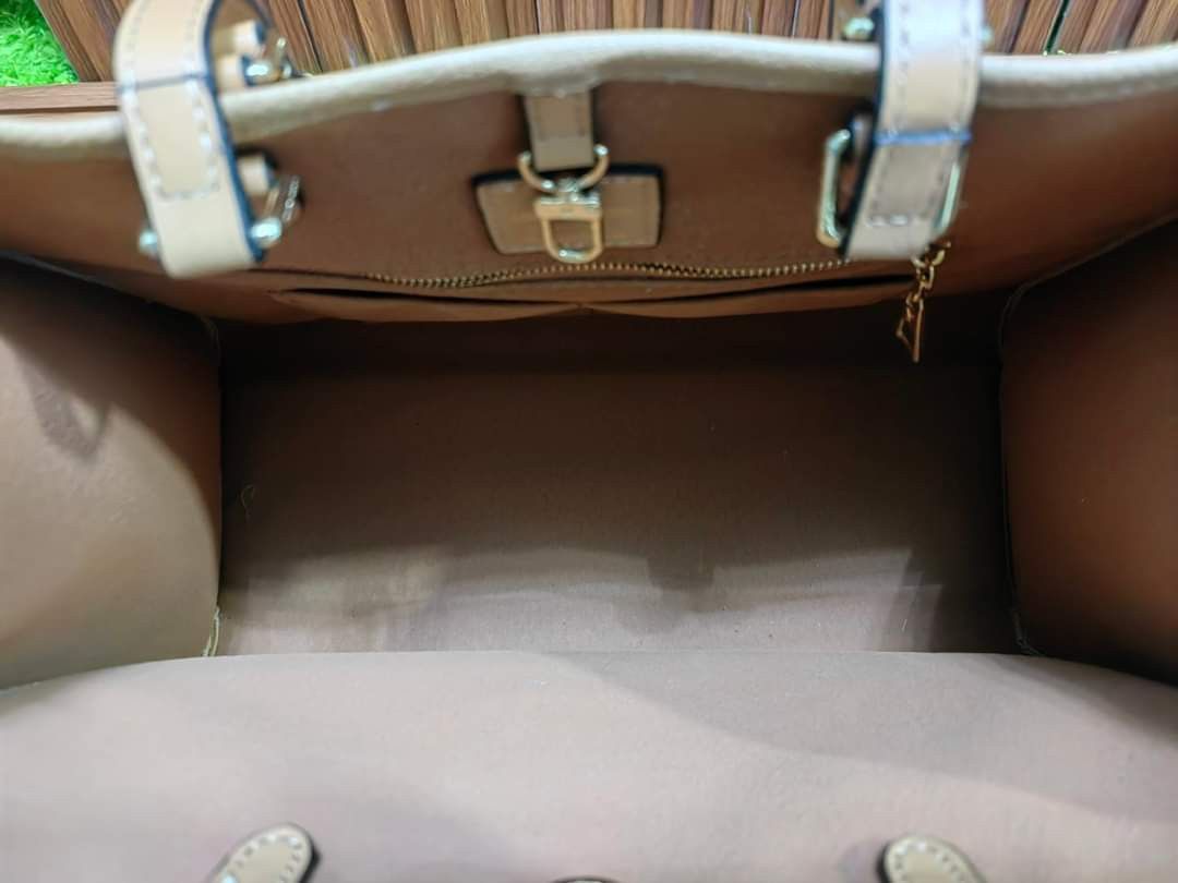 Lv Tote OTG (Category: Luxury Bags & Wallets) located in Cebu City. Submitted by day.98 (Listing ID 1298569569, Image 3). Description: japan preloved selected from japan surplus genuine leather embossed leather coded meduim size no flaws.