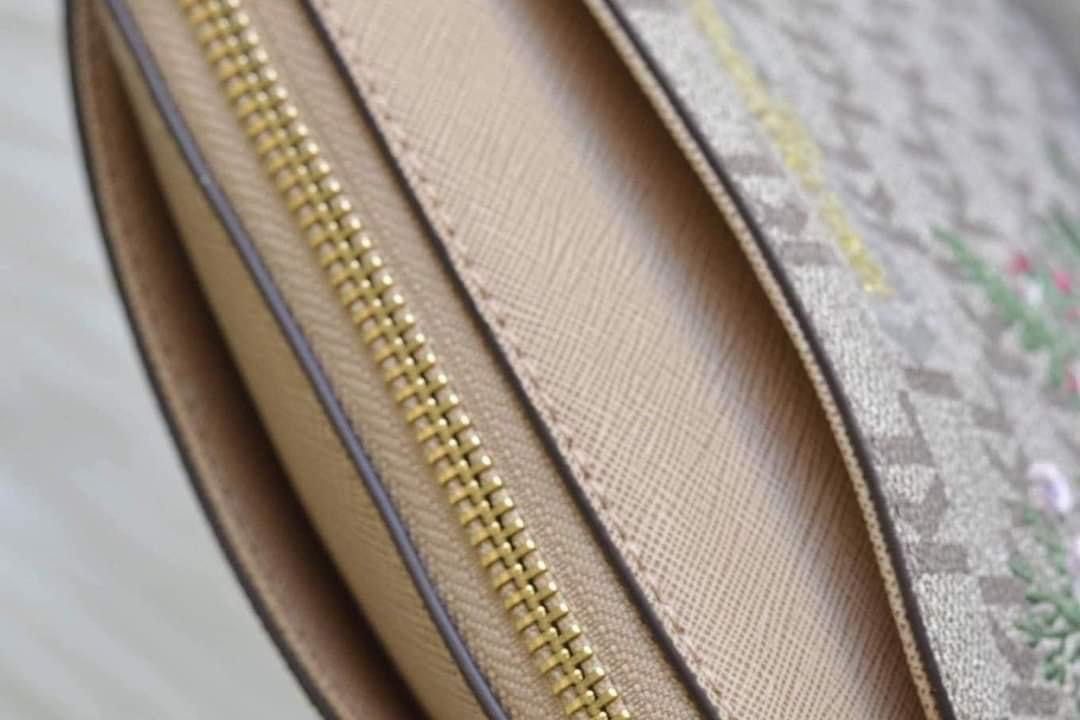Karl Lagerfeld Crossbody Bag (Category: Cross-body Bags) located in Mandaluyong City. Submitted by carmynavy (Listing ID 1298625023, Image 3). Description: RFS: Decluterring, need space for my new bags Brand new but already lost tags. No more inclusions na po. No flaws. Bought this for 5,500 sa legit U.S. Seller This is 💯 original and looks like G U C C I Dome Bag Size: 9"W x 7"H x 3"D 📌Mandaluyong (Pde lalamove, ship agad today) Helping tags: 