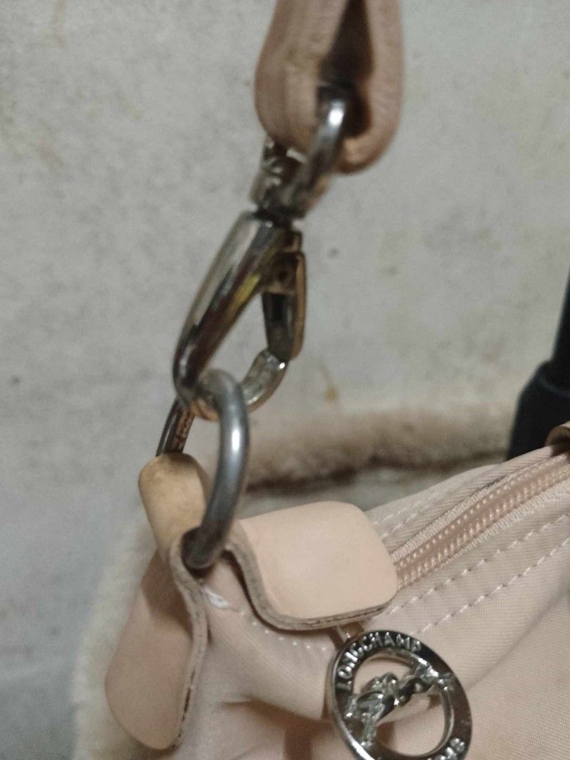 Longchamp handbag (Category: Luxury Bags & Wallets) located in Quezon City. Submitted by neverfoundland (Listing ID 1298610439, Image 3). Description: Longchamp handbag used with stain issues (see photos) beige Made from canvas and leather Manufacturer size: Small Closing type: zipper CUT : 30 a 34 cm Dimensions: H:20 x L:30 x P:6.5 cm Min / max shoulder strap length (cm) : 40.