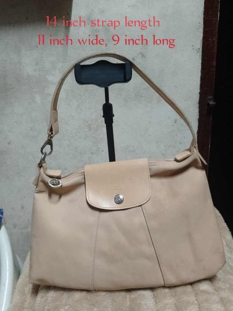 Longchamp handbag (Category: Luxury Bags & Wallets) located in Quezon City. Submitted by neverfoundland (Listing ID 1298610439, Image 1). Description: Longchamp handbag used with stain issues (see photos) beige Made from canvas and leather Manufacturer size: Small Closing type: zipper CUT : 30 a 34 cm Dimensions: H:20 x L:30 x P:6.5 cm Min / max shoulder strap length (cm) : 40.