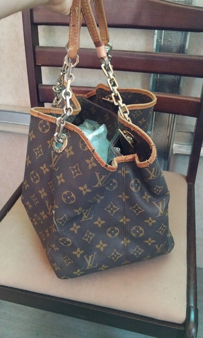 LV hobo (Category: Luxury Bags & Wallets) located in Cagayan de Oro. Submitted by carou59681 (Listing ID 1298541076, Image 2). Description: .