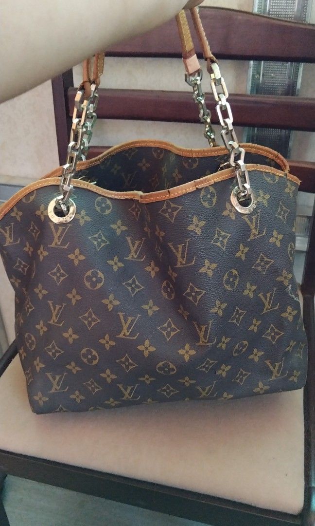 LV hobo (Category: Luxury Bags & Wallets) located in Cagayan de Oro. Submitted by carou59681 (Listing ID 1298541076, Image 3). Description: .