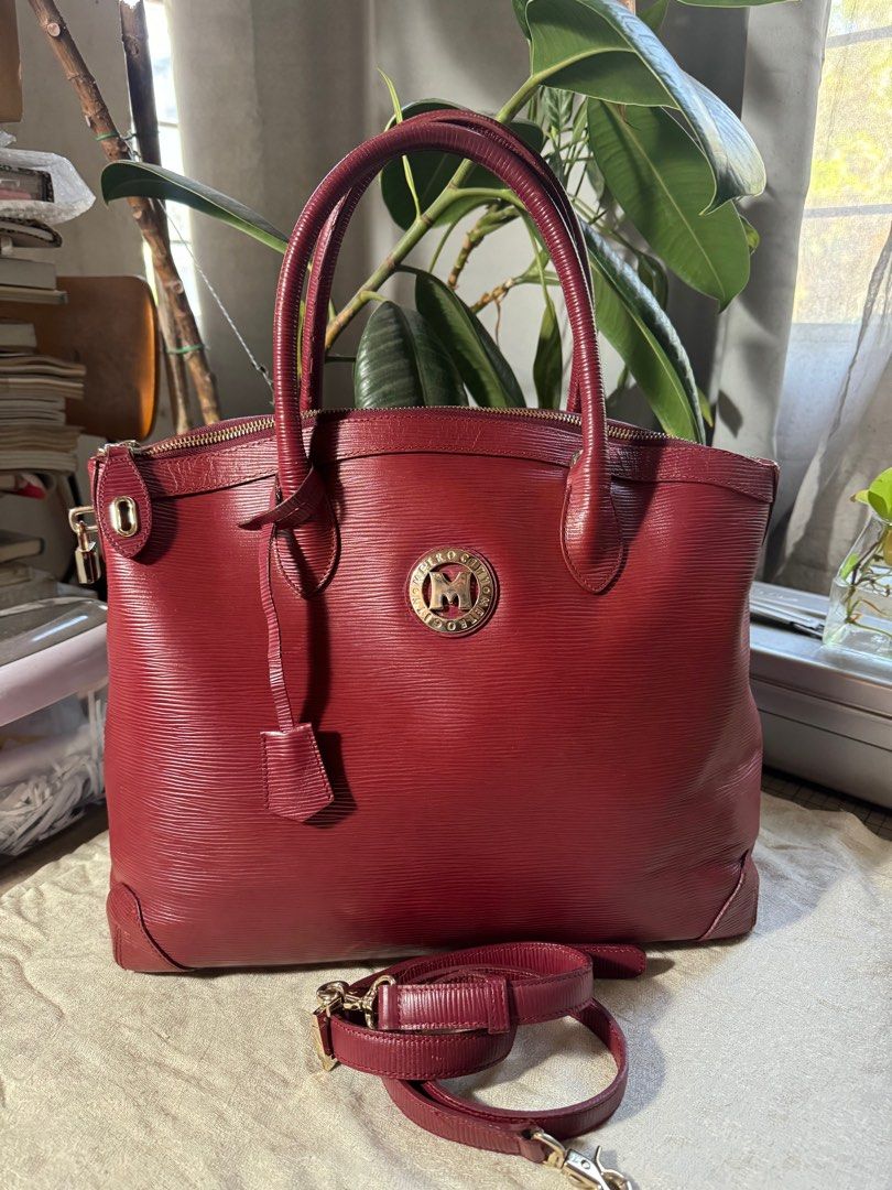 Metrocity two way bag (Category: Luxury Bags & Wallets) located in Muntinlupa City. Submitted by felma31 (Listing ID 1298510780, Image 3). Description: Preowned metrocity two way bag with lock and key Genuine leather 9/10 condition Maroon Size medium.