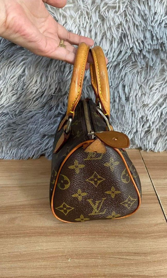 Mini speedy (Category: Luxury Bags & Wallets) located in General Santos City (Dadiangas). Submitted by braverabbit.67 (Listing ID 1298462798, Image 2). Description: rare size superr cute😻 mini speedy L V Coded💯✅ genuine leather ~japan surplus.