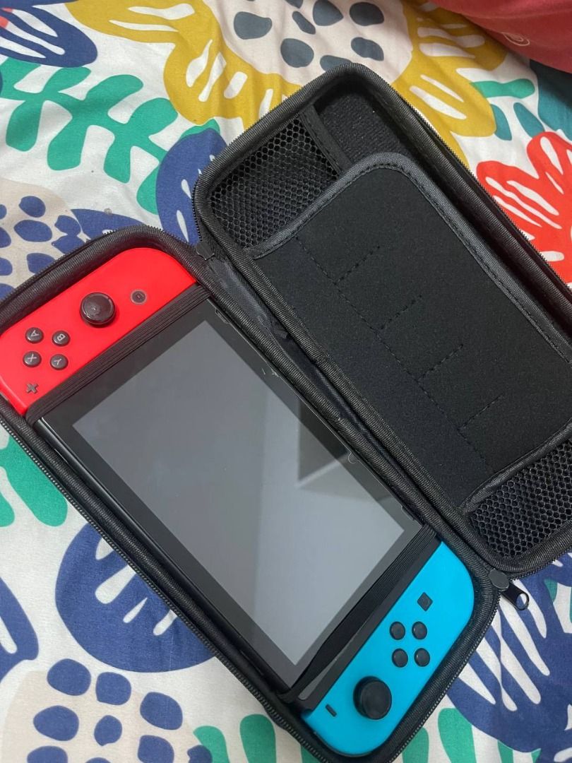 Nintendo Switch V2 (Category: Nintendo) located in Quezon City. Submitted by kamotecutee (Listing ID 1298548018, Image 1). Description: Nintendo Switch v2 Inclusions: Box, charger, hard pouch case Meet up: Gateway Mall, Shang rila Mall, White Plains Starbucks - Any Katipunan area If to be shipped c/o buyer RFS: Buying a camera.