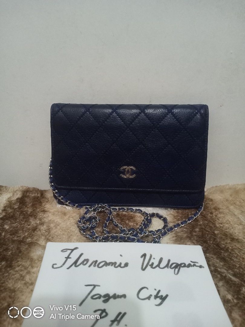 Small flap (Category: Luxury Bags & Wallets) located in Tagum. Submitted by luxbagelyas (Listing ID 1298495026, Image 1). Description: genuine leather may flaws may lagkit sa pocket part kasya phone sign of use only maganda pa nmn.
