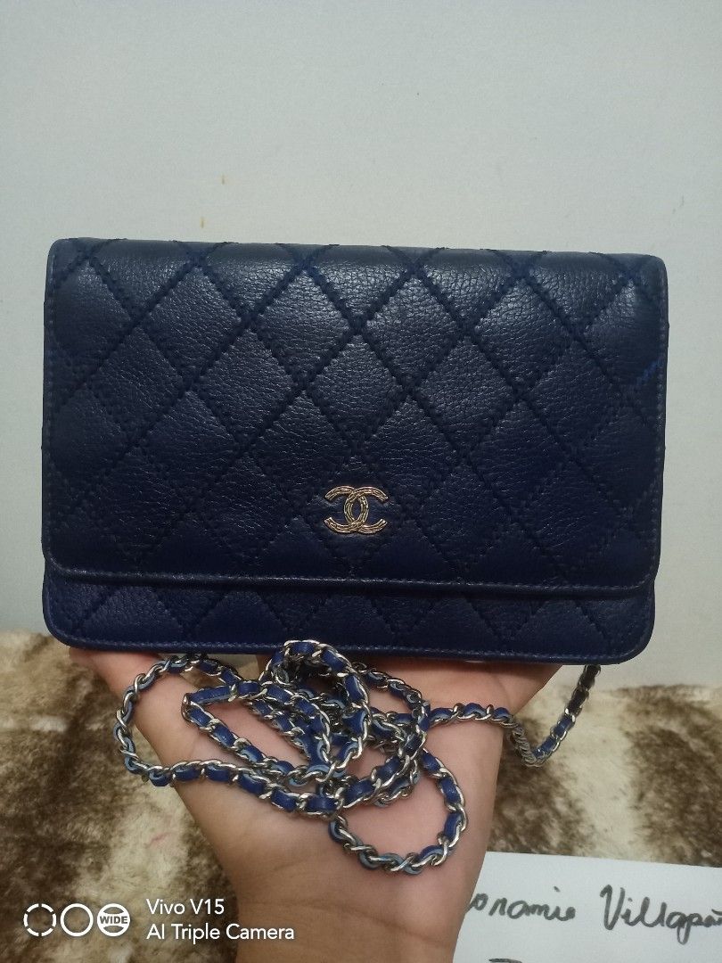 Small flap (Category: Luxury Bags & Wallets) located in Tagum. Submitted by luxbagelyas (Listing ID 1298495026, Image 2). Description: genuine leather may flaws may lagkit sa pocket part kasya phone sign of use only maganda pa nmn.
