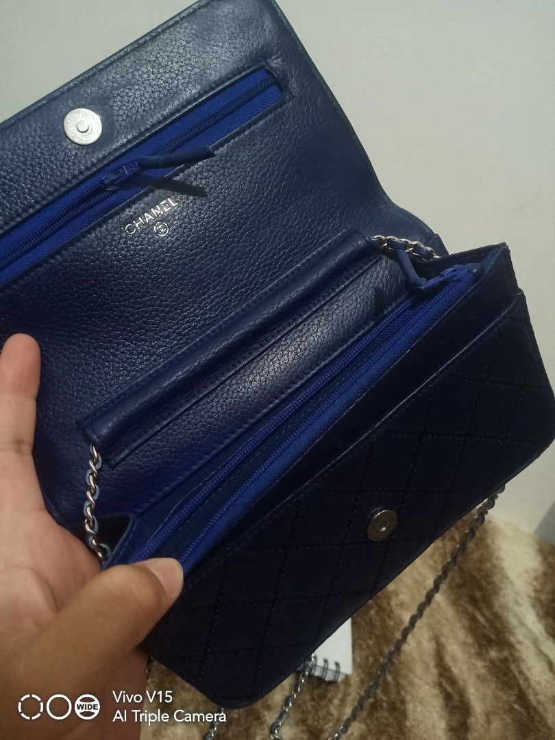 Small flap (Category: Luxury Bags & Wallets) located in Tagum. Submitted by luxbagelyas (Listing ID 1298495026, Image 3). Description: genuine leather may flaws may lagkit sa pocket part kasya phone sign of use only maganda pa nmn.