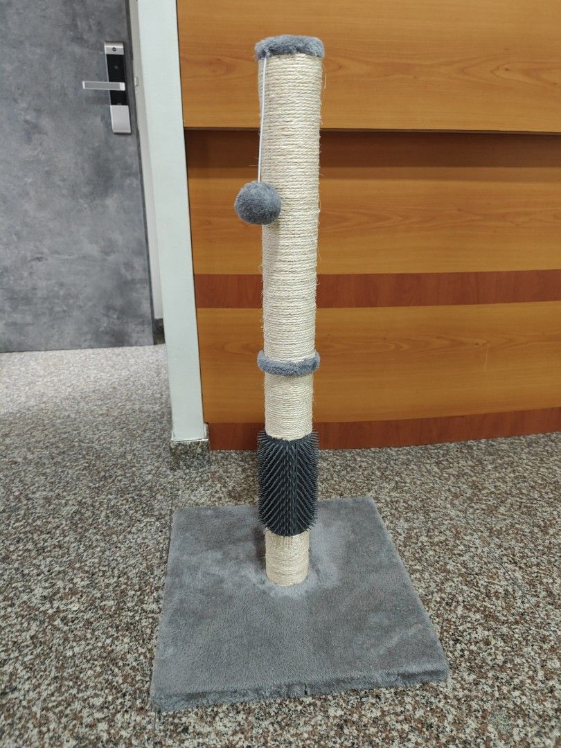 Sturdy cat post (Category: Homes & Other Pet Accessories) located in Singapore. Submitted by currysucks (Listing ID 1298549813, Image 2). Description: Selling as my 2 cats don like the cat post..