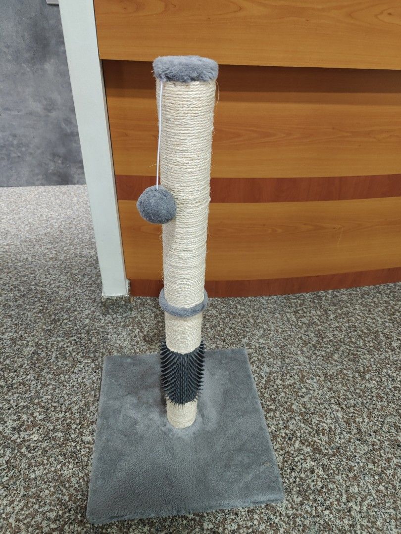 Sturdy cat post (Category: Homes & Other Pet Accessories) located in Singapore. Submitted by currysucks (Listing ID 1298549813, Image 1). Description: Selling as my 2 cats don like the cat post..