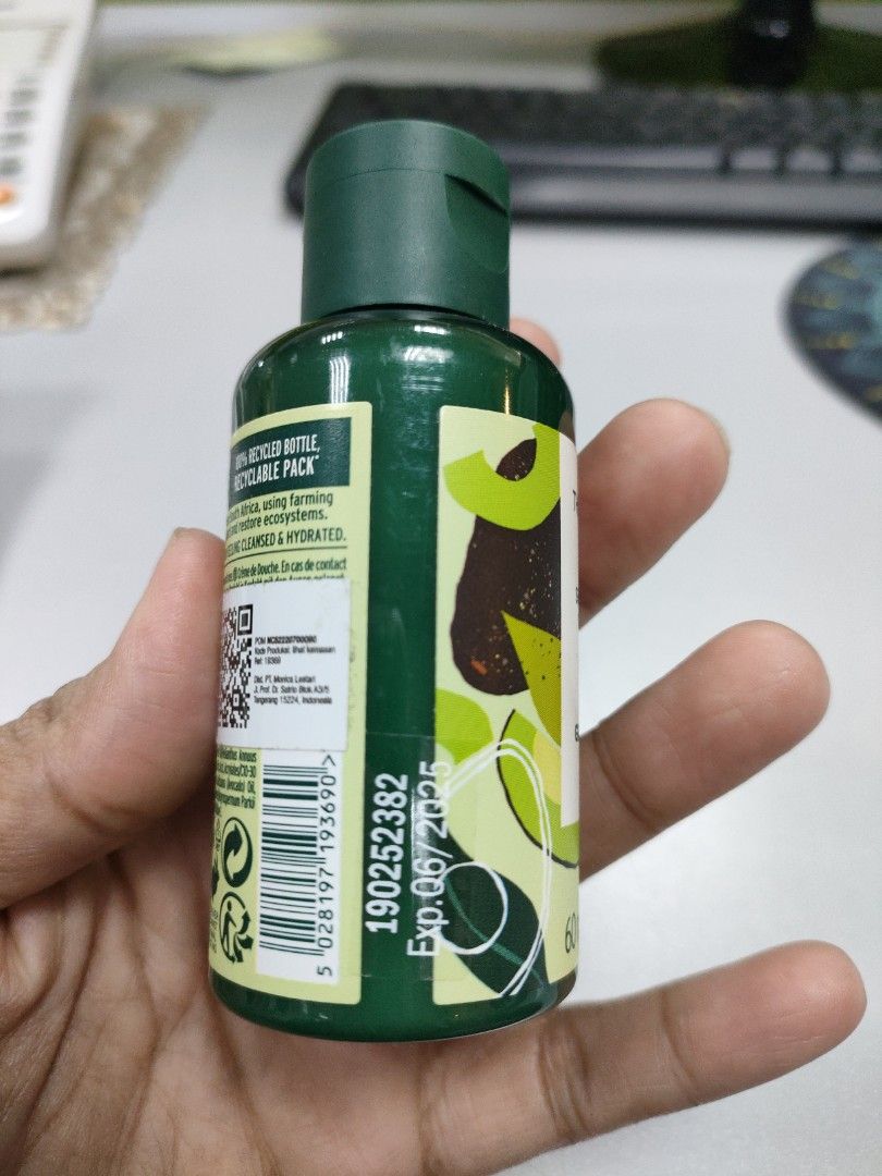 The body Shop shower cream avocado, Kesehatan & Kecantikan, Kulit