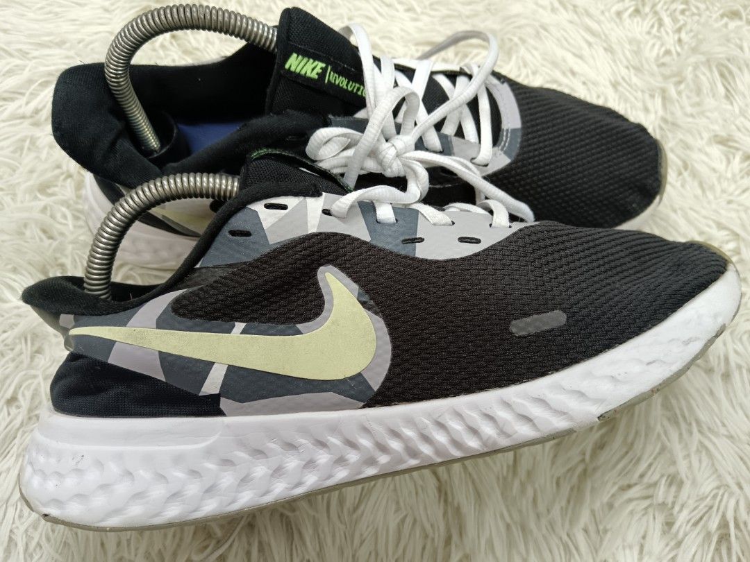 nike revolution 5 ghost