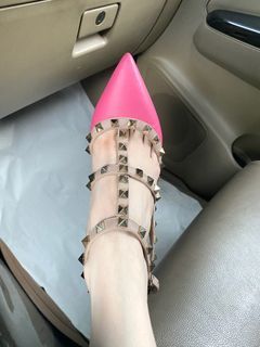 Valentino Garavani Rockstud Pink Sandals size 35