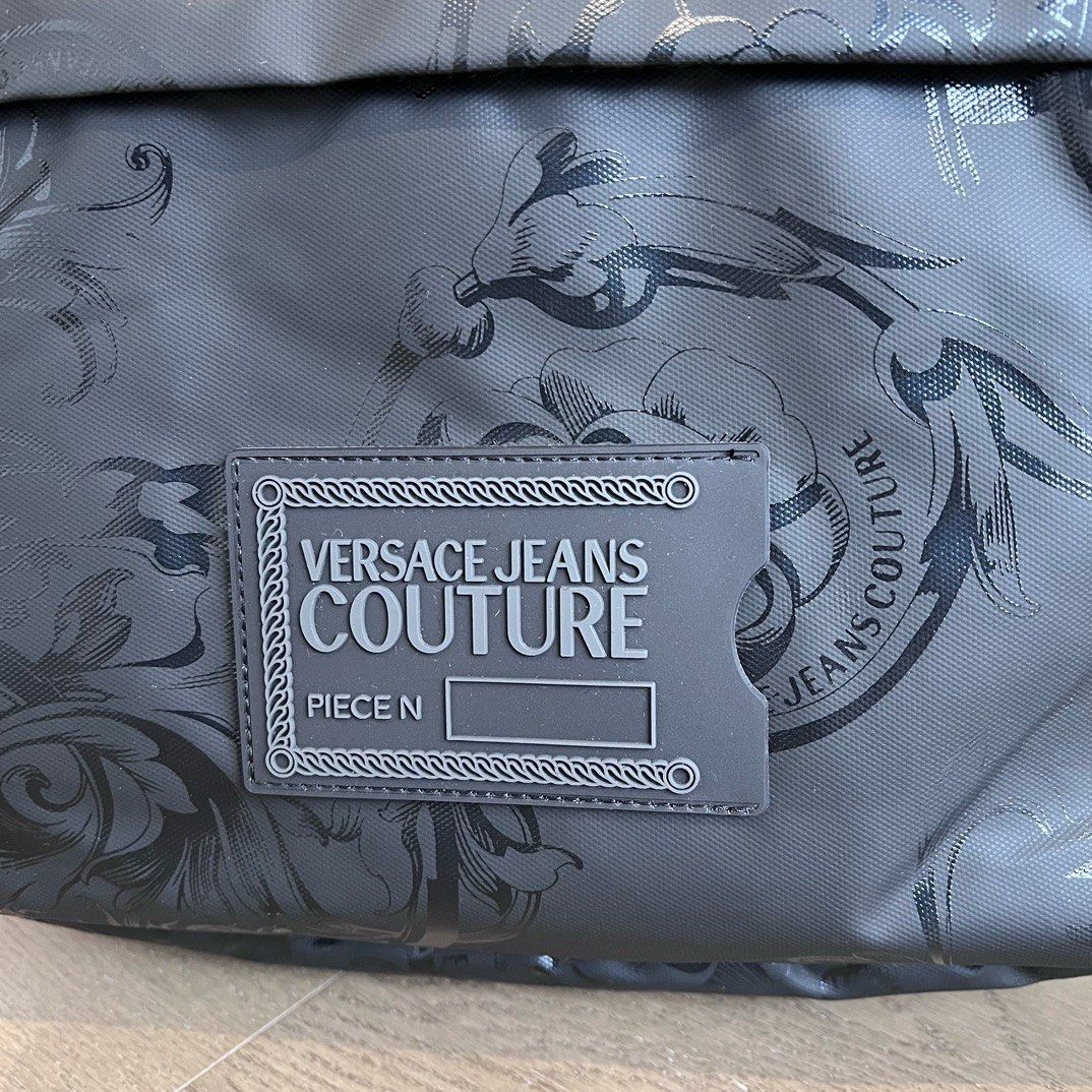 VERSACE JEANS COUTUREリュック ブラック 美品未使用 タグ付 VERSACE JEANS COUTURE リュック ※発送まで約1週間前後 - メルカリ