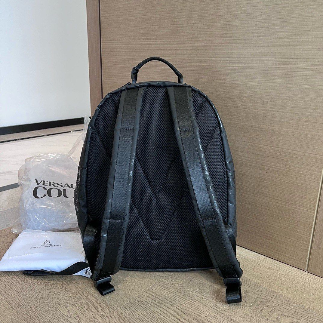 VERSACE JEANS COUTUREリュック ブラック 美品未使用 タグ付 VERSACE - VERSACEJEANSCOUTURE ヴェルサーチ リュック 新品