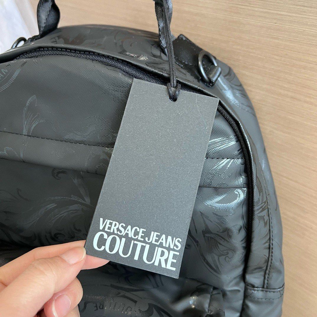 VERSACE JEANS COUTUREリュック ブラック 美品未使用 タグ付 VERSACE - VERSACEJEANSCOUTURE ヴェルサーチ リュック 新品