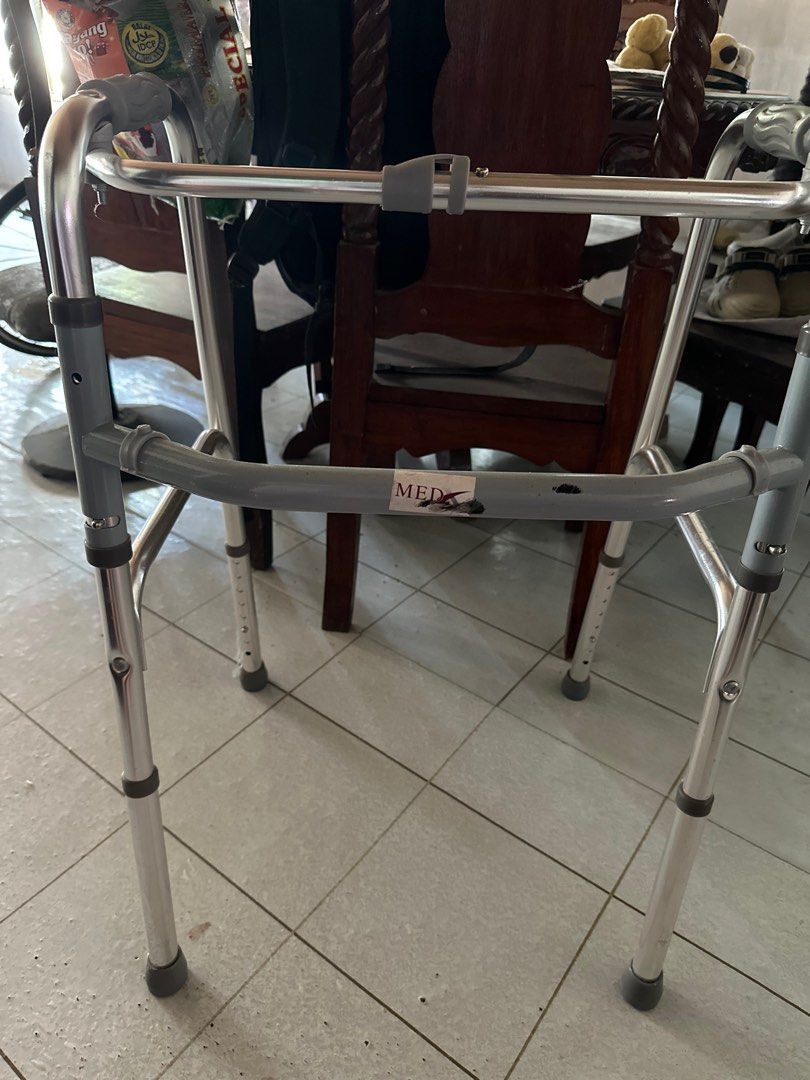 walker (Category: Medical Supplies & Tools) located in Guiguinto. Submitted by leenlacea (Listing ID 1298503810, Image 3). Description: almost new condition magaan alloy adjustable makinis.