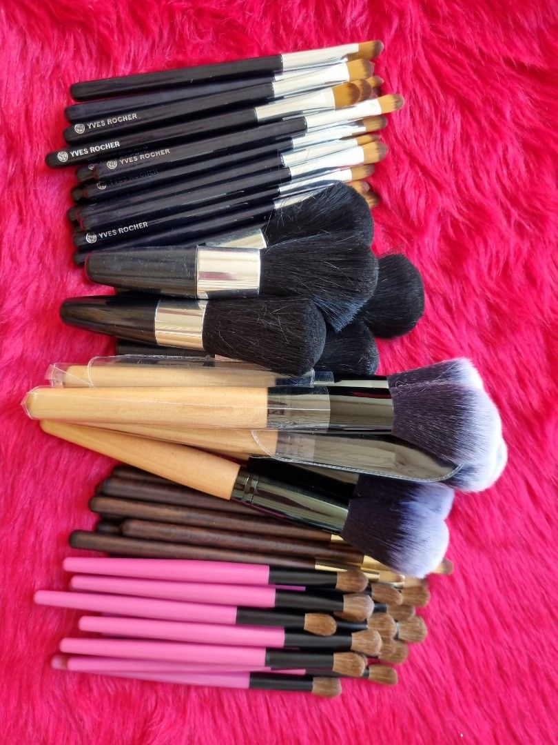 Wholesale makeup brushes (Category: Makeup) located in Quezon City. Submitted by applereinna-50241 (Listing ID 1298496704, Image 2). Description: Hello we are selling makeup brushes retail or whole sale With different sizes and uses you can choose from Dm me for inquiries We have same day delivery via Lalamove and Grab.