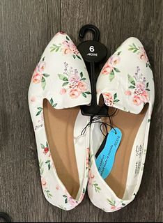 Women’s Floral Loafers Size 6