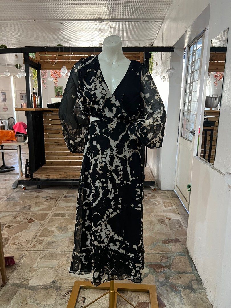 Zara (Category: Dresses) located in Cabuyao City. Submitted by arral (Listing ID 1298080000, Image 3). Description: may minor flaws last 2 pic, sa laylayan...siguro dahil sa tela nya. diko na nareturn dahil sobrang busy ko.this is new Zara.ph ko ito nbili. .